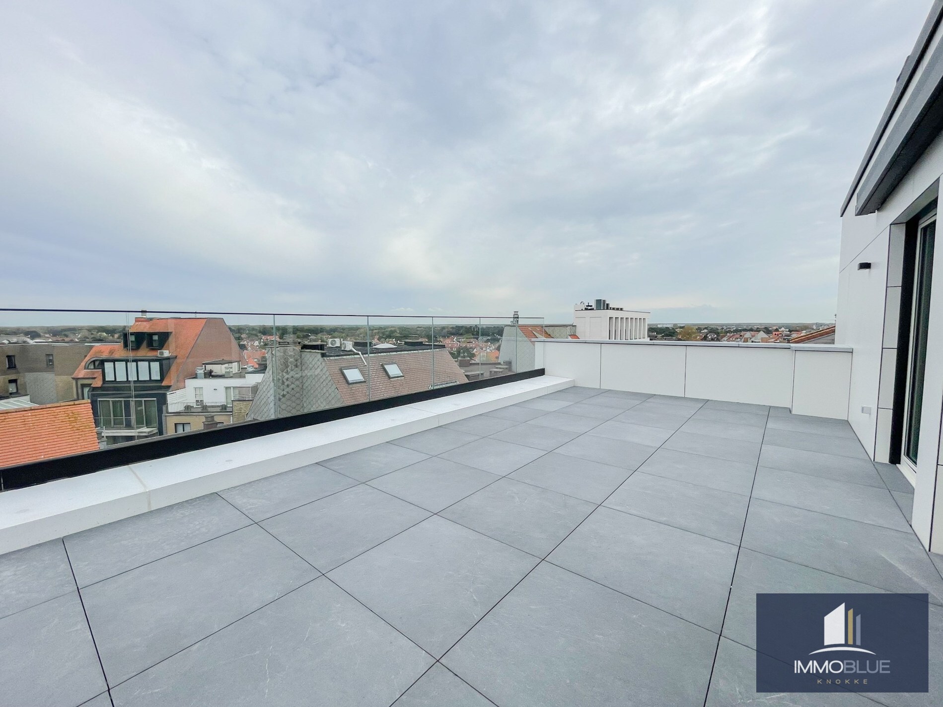 Volledig gerenoveerd dakappartement met een terras van ongeveer 45 m². 