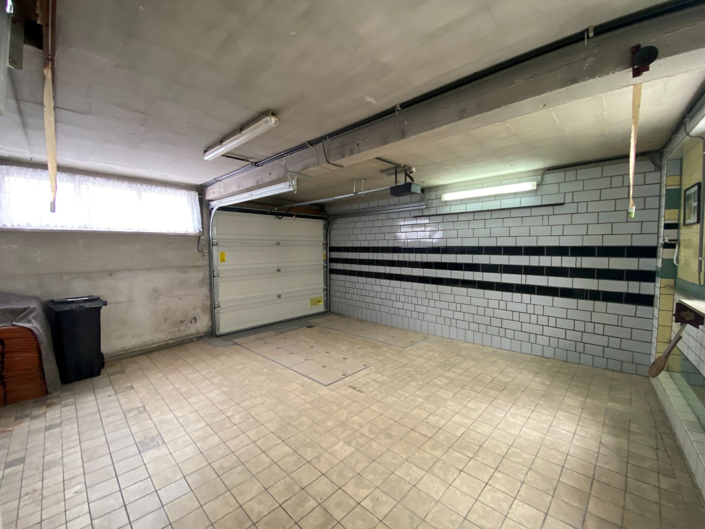 Authentieke burgerwoning met ruime garage en uitweg achteraan! 