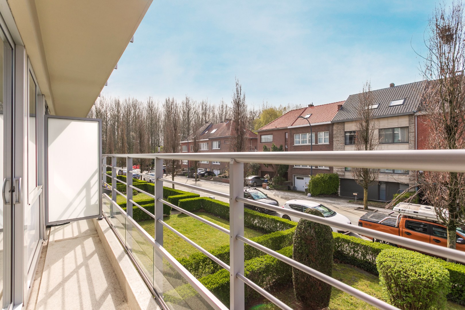 Gerenoveerd appartement met 2 slaapkamers, 2 terrassen en 2 garageboxen 