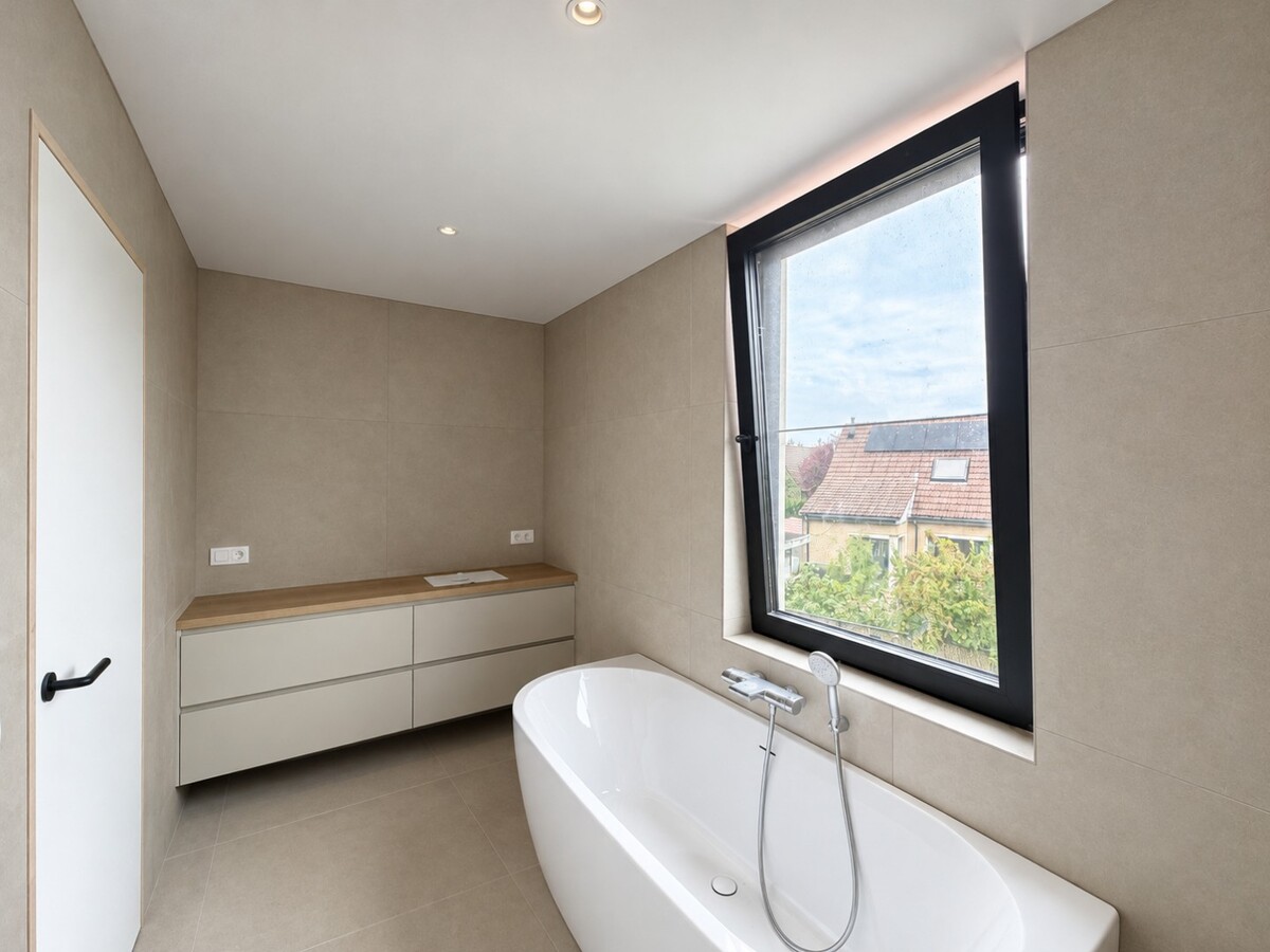 Ruime nieuwbouwwoning met terras en tuin. 