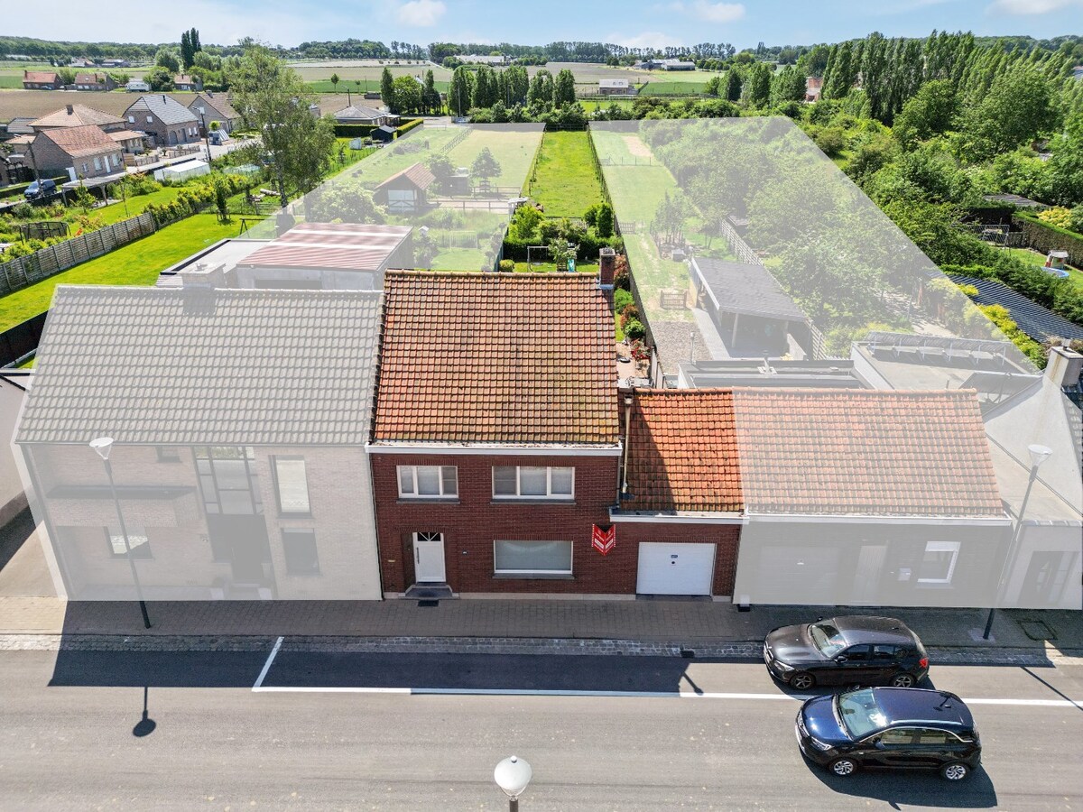 Centraal gelegen woning op uiterst ruim perceel van 1784 m² 