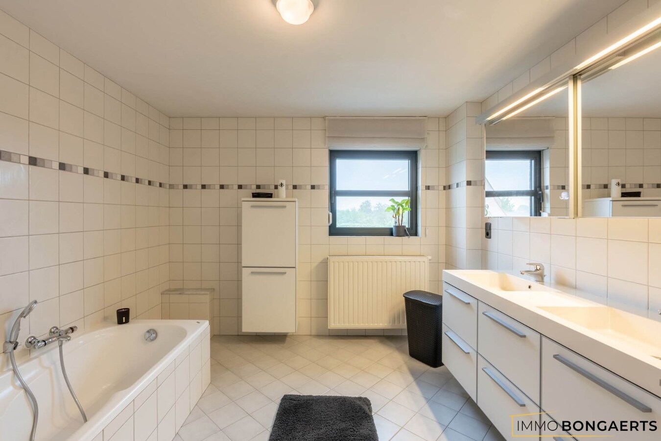 Ruime instapklare woning in het centrum van Neeroeteren met tuin, garage en 3 slaapkamers. 