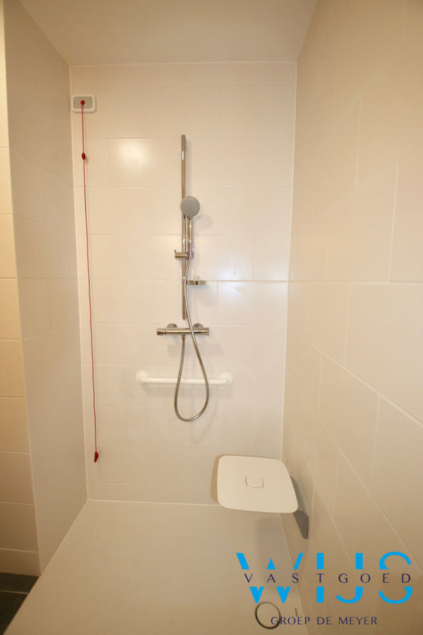 Serviceflat in hartje Waarschoot ! 