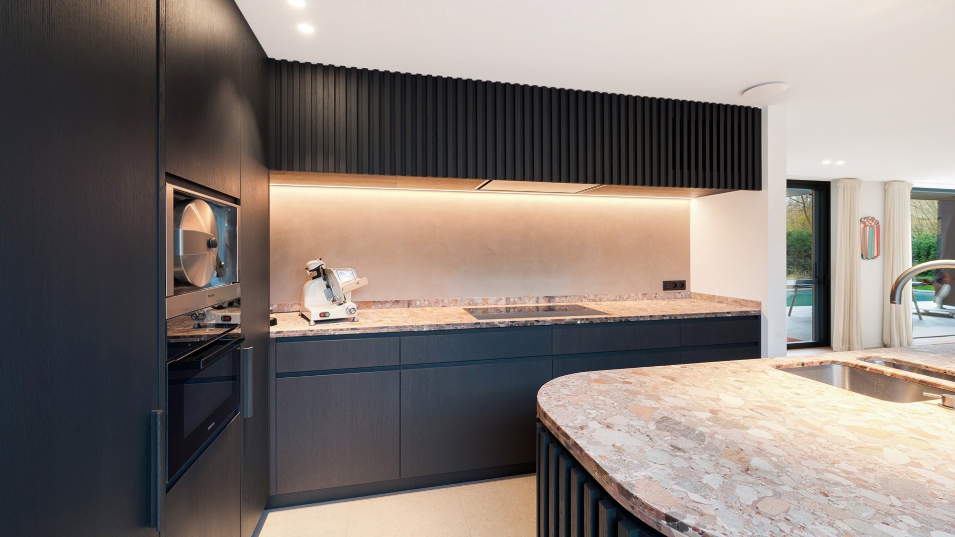 Prachtig vernieuwde villa rustig gelegen tussen Knokke centrum en Het Zoute met een perfecte Zuid-West oriëntatie. 