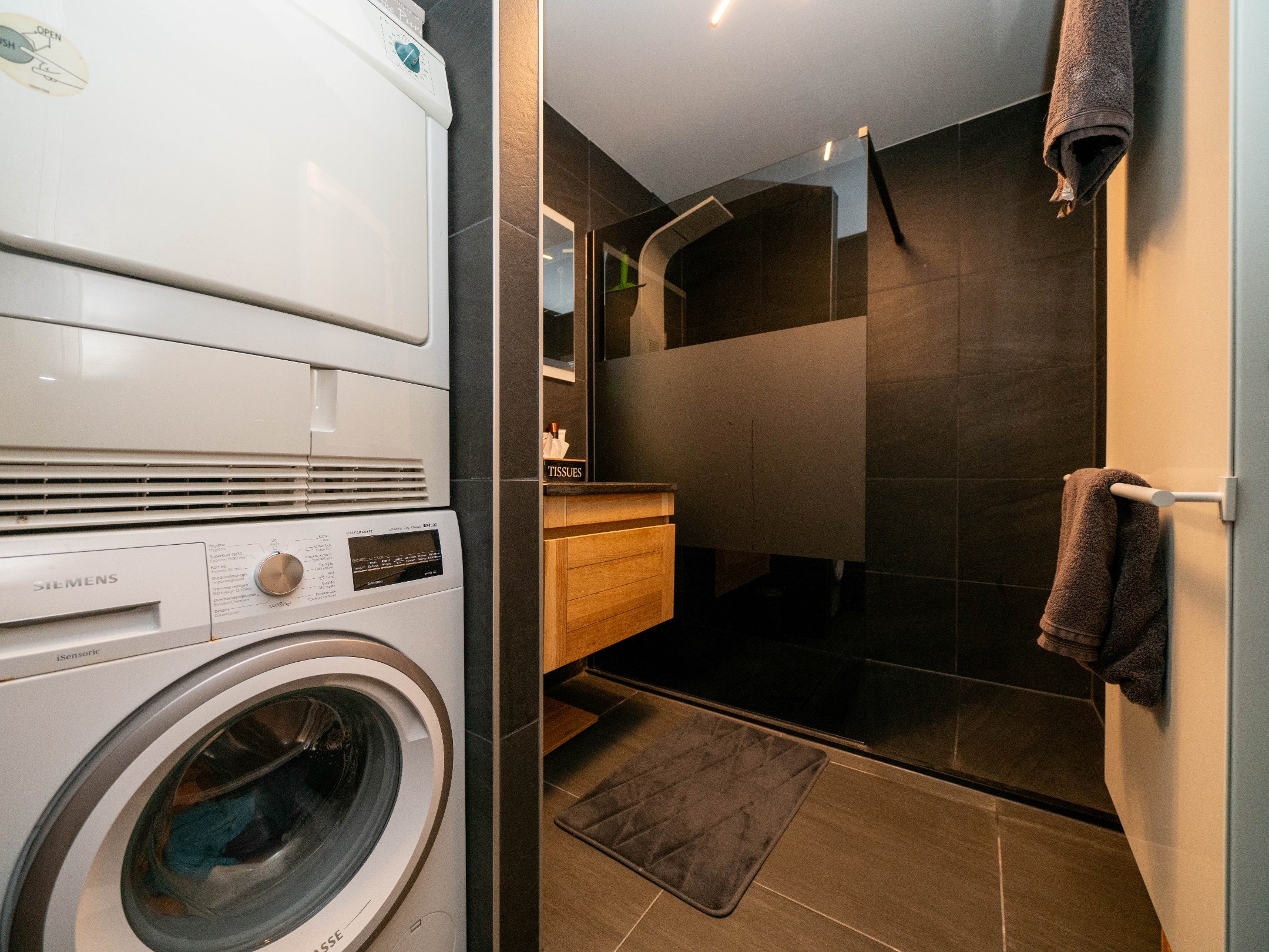 Ruim 2 kamer-appartement met dubbele garage en kelder 