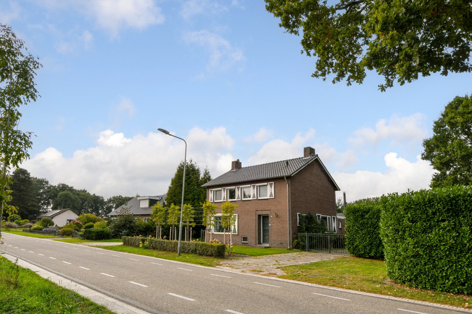 Vrijstaand woonhuis met inpandige garage, stal met 2 paardenboxen, vrijstaande inloopstal en verlichte zandpaddock met longeercirkel op een perceel van ruim 18.500 m2. Ideaal voor paardenliefhebbers. 