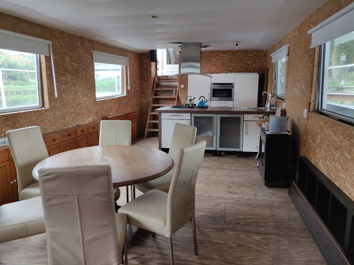 Wonen op het water – Woonboot op de Zuid-Willemsvaart 