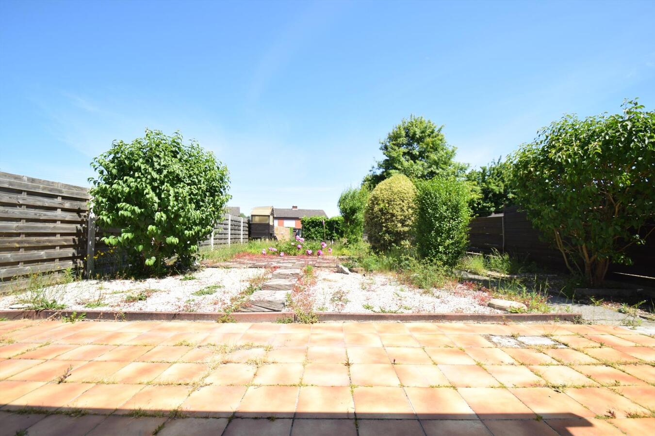 Ruime op te knappen woning met garage + zongerichte tuin, op 538 m² grond 