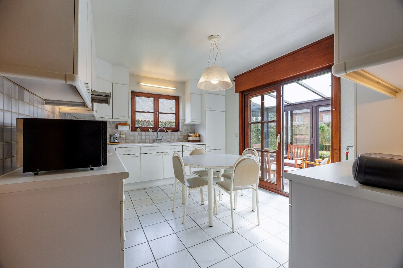 Charmante en solide villa met zonnige tuin in het hart van Zwevezele 