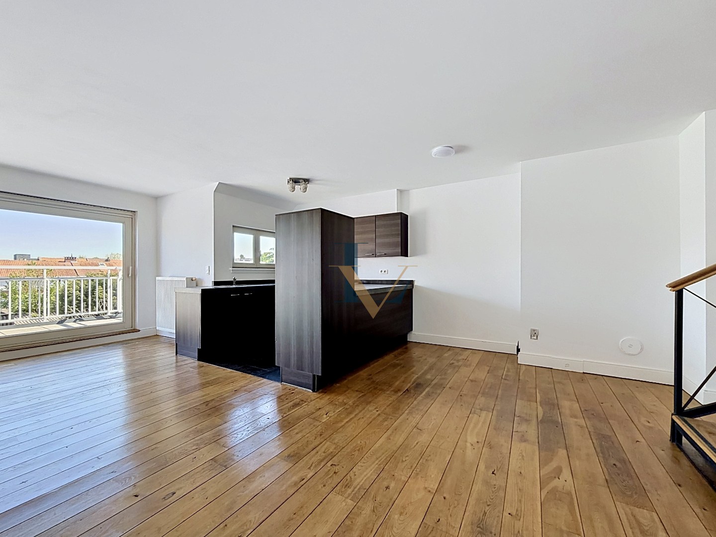Instapklaar duplex appartement met 2 slpk. en 2 bdks. en mooi terras. 