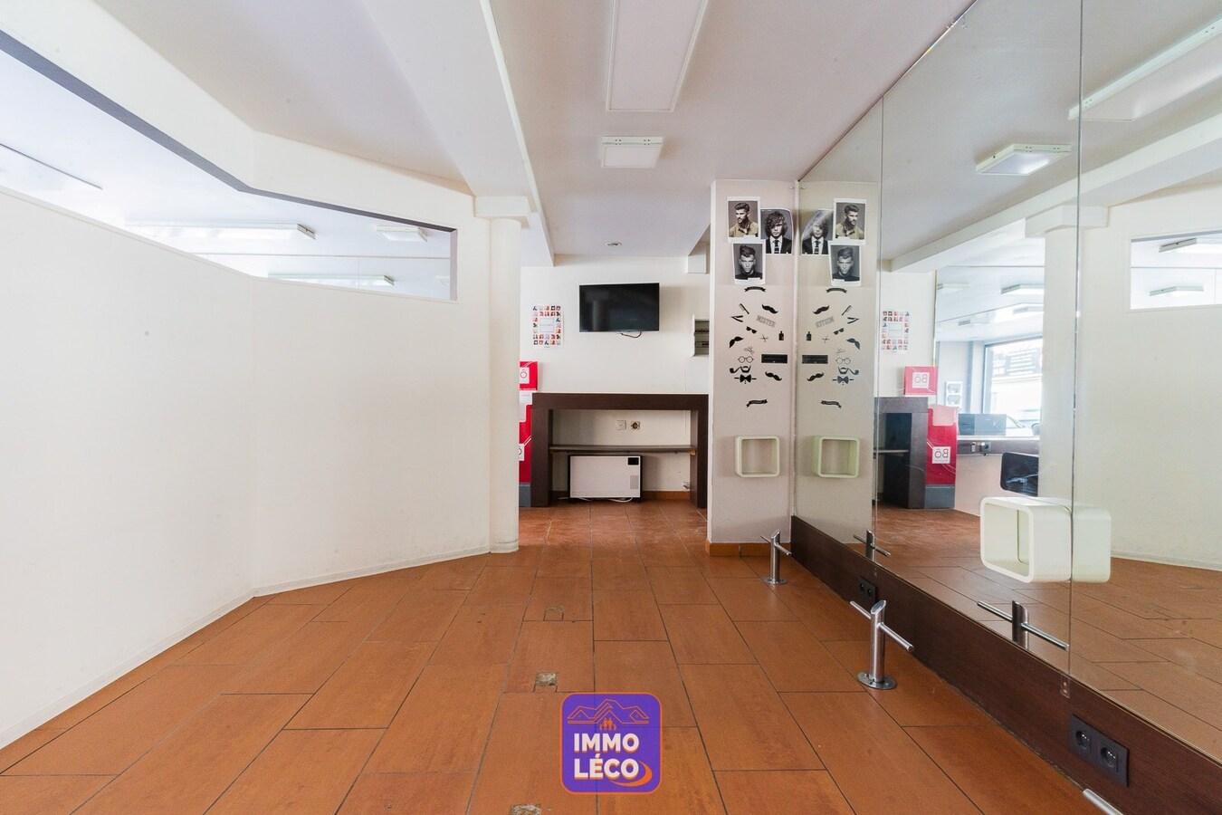 Maison de commerce avec habitation, jardin, poss. grand parking ! 