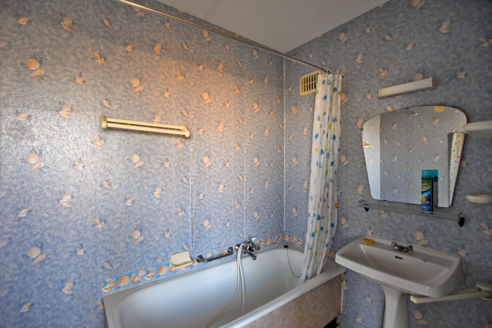 Te renoveren appartementsgebouw op 300m van de zee te Koksijde. 