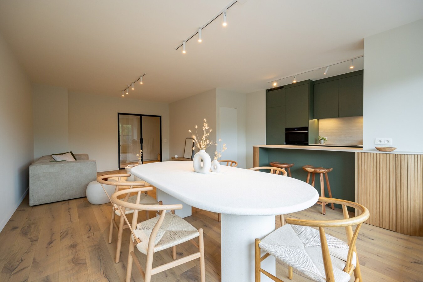Kwaliteitsvol gerenoveerd appt met terras te Berchem! 