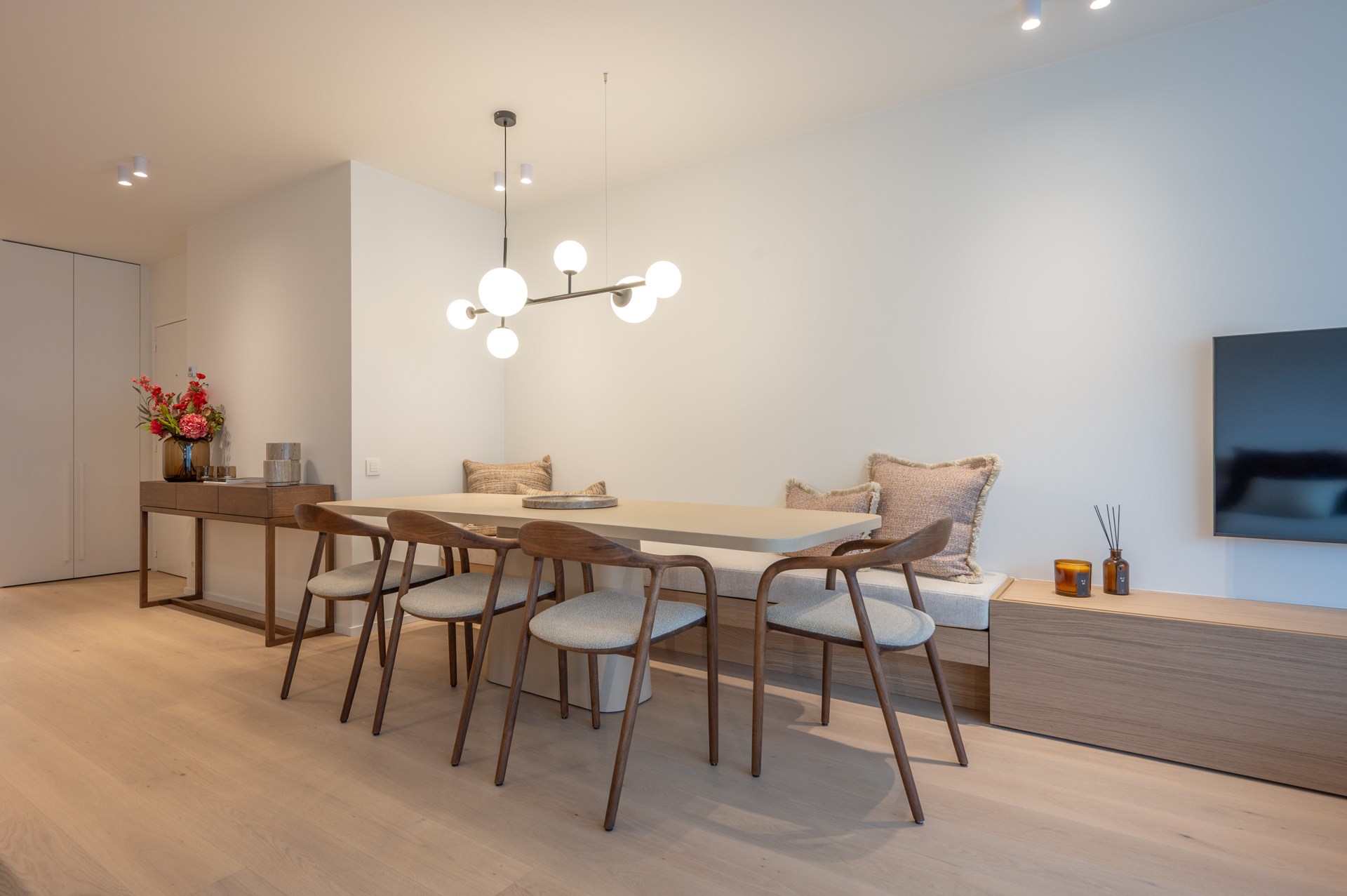 Exclusief gerenoveerd appartement met 3 slaapkamers te koop vlak bij het Albertstrand en het Rubensplein 