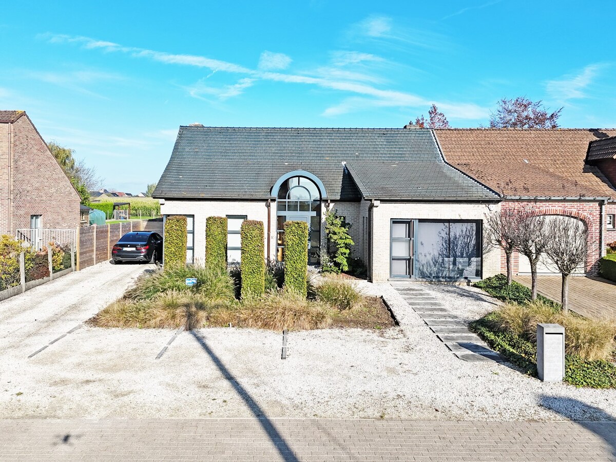 Ruime gezinswoning met knappe tuin te Erwetegem 