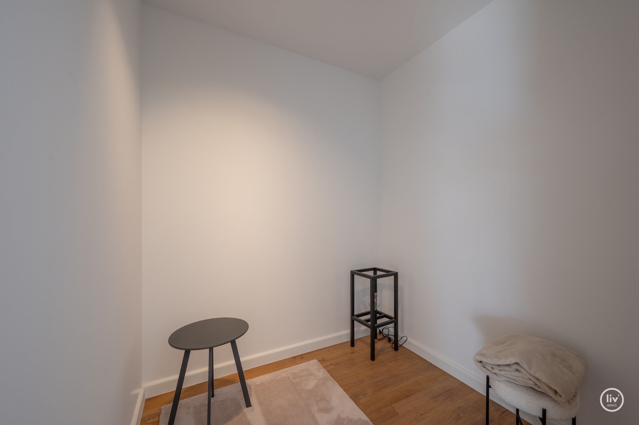 Prachtig gerenoveerd 2 slaapkamer-appartement gelegen te Leopoldlaan te Knokke met balkon. 