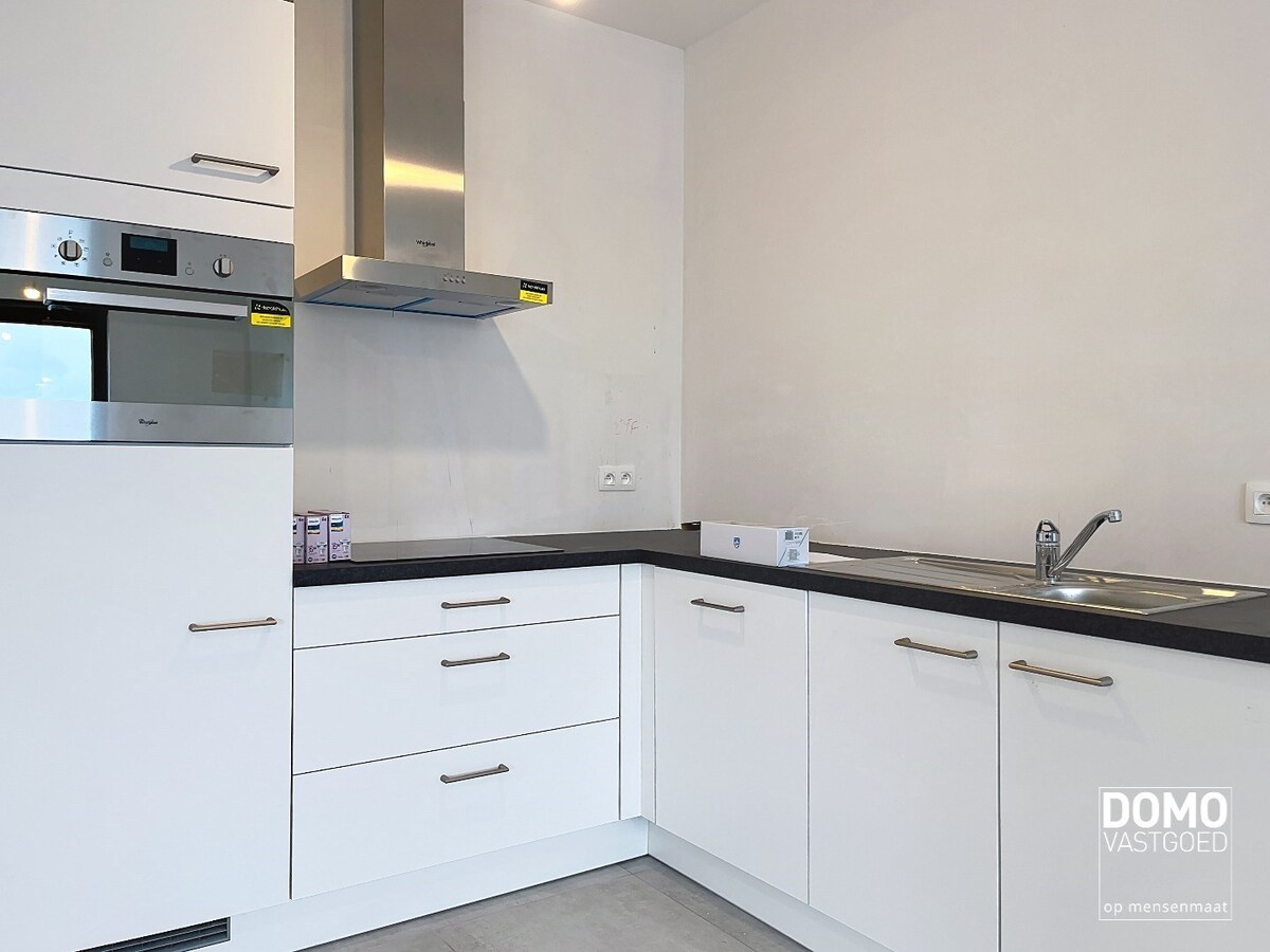 VOLLEDIG AFGEWERKT NIEUWBOUWAPPARTEMENT MET 1 SLAAPKAMER, TERRAS EN ONDERGRONDSE AUTOSTANDPLAATS IN RESIDENTIE "DE KWINT" TE ZONHOVEN 