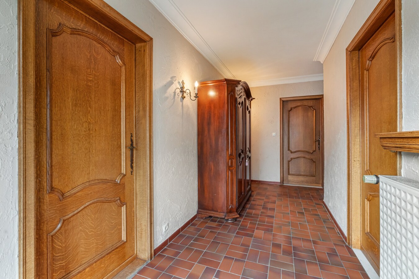 Halfvrijstaande woning op een perceel van 7a31ca, met aparte bureelruimte en inpandige garage! 