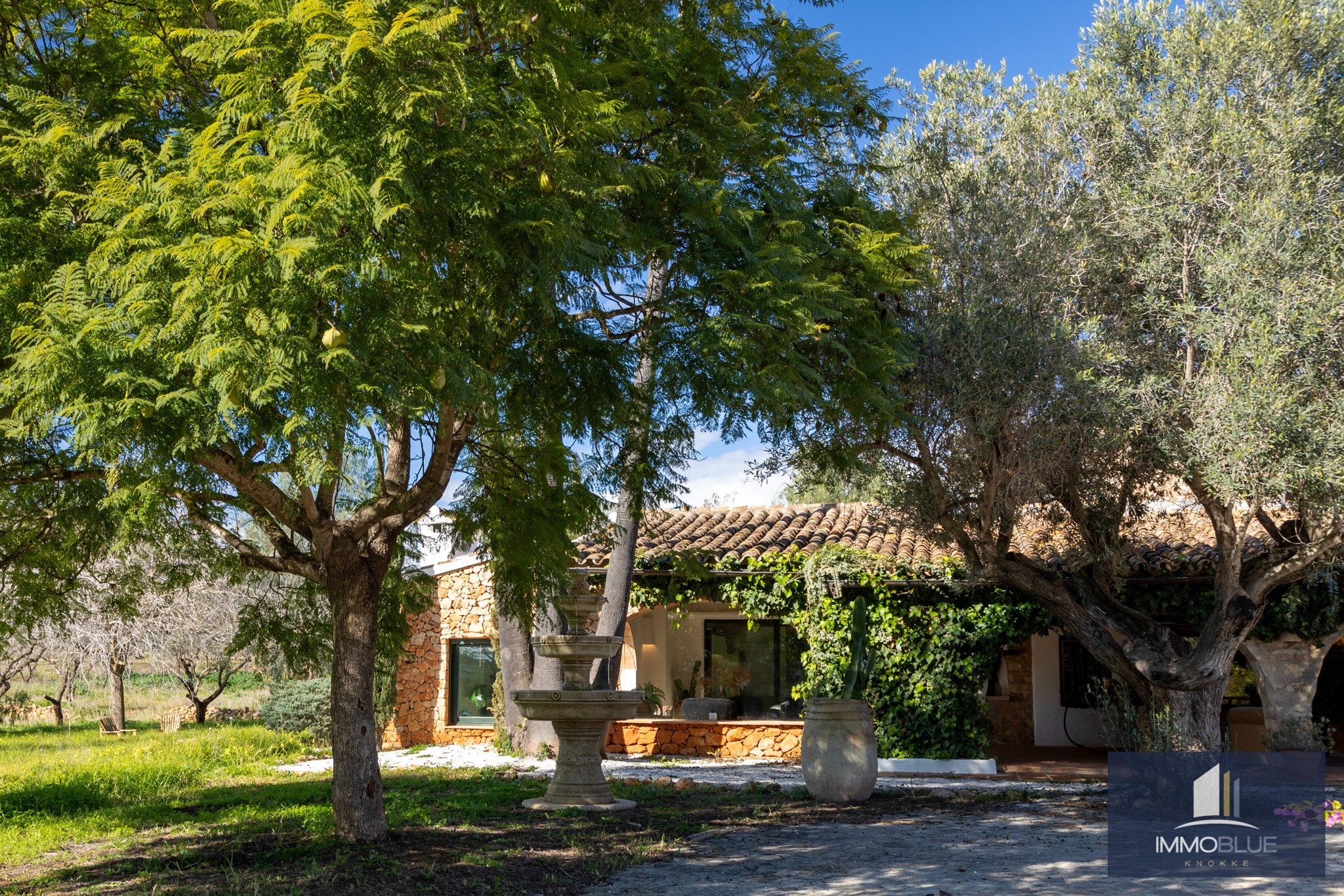 Dit uitzonderlijke landgoed, gelegen op een royaal perceel van 18.500 m² . 
