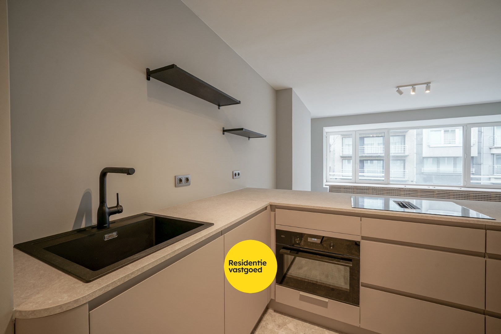 Gerenoveerd 2-slpk appartement met balkon en lift in Oostende 