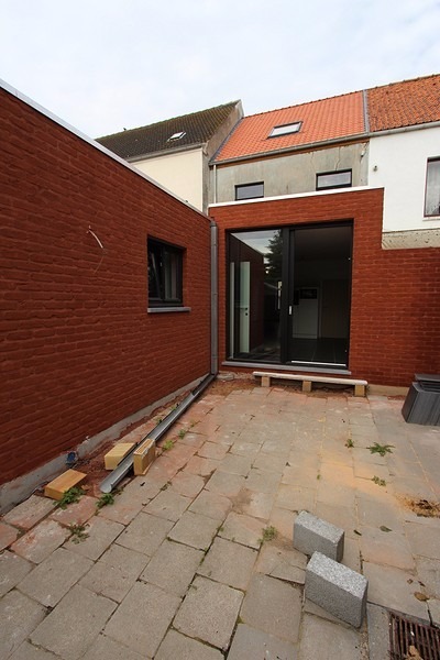 Volledig vernieuwde woning met 5 slaapkamers en dressing in centrum Leffinge 