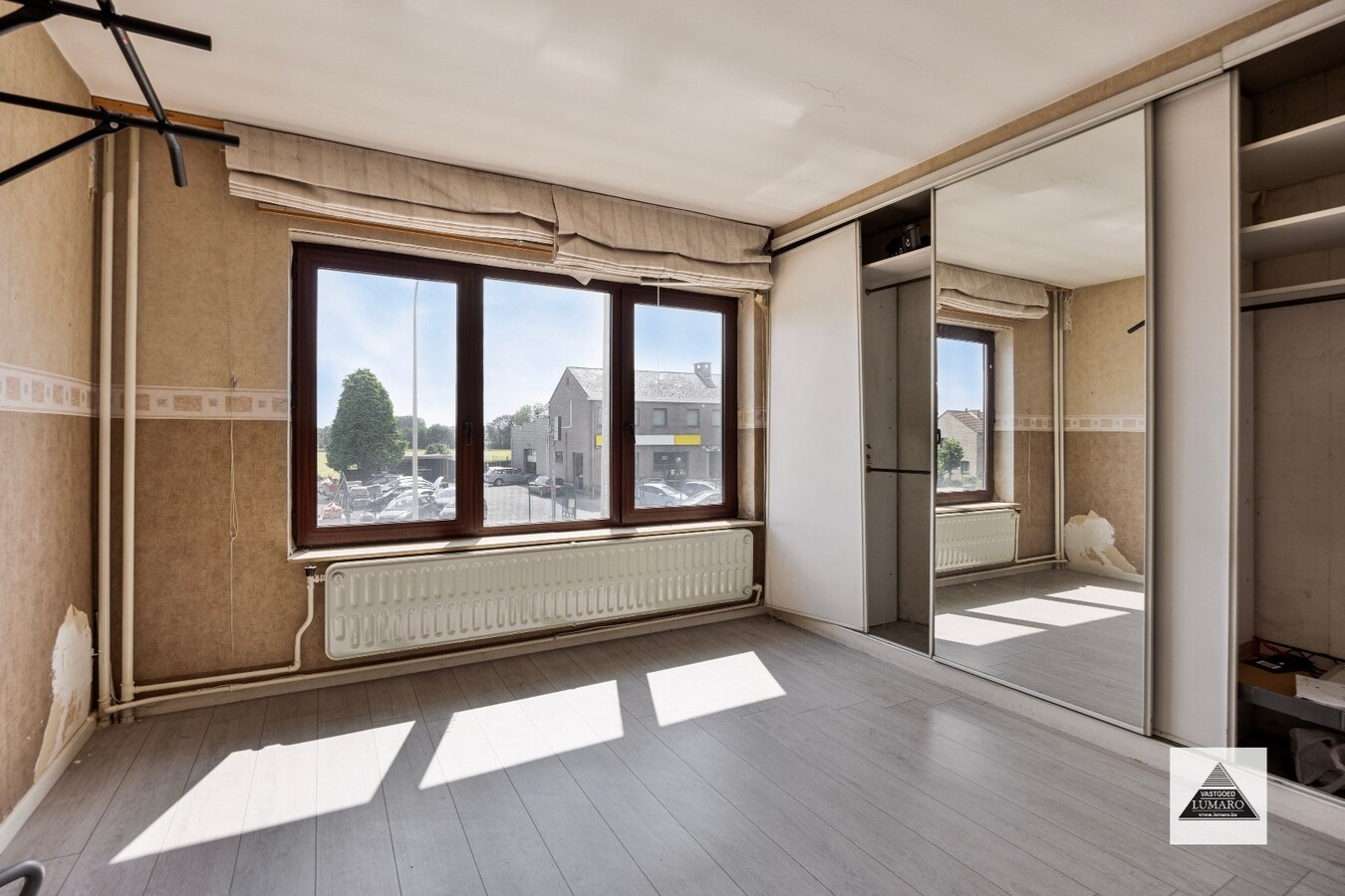 Ruime woning met 4 slaapkamers en hobbyruimte/winkel. 