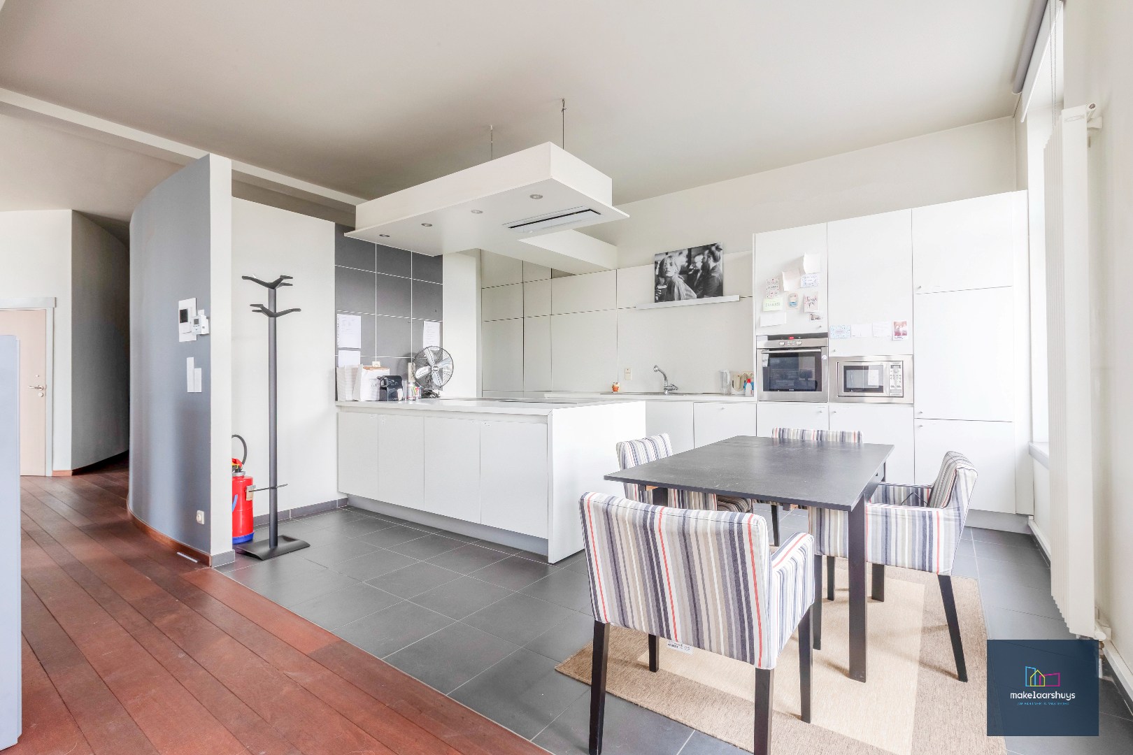 Luxueuze kantoorloft met inpandige staanplaats  en kelderberging  te Coupure Rechts. 