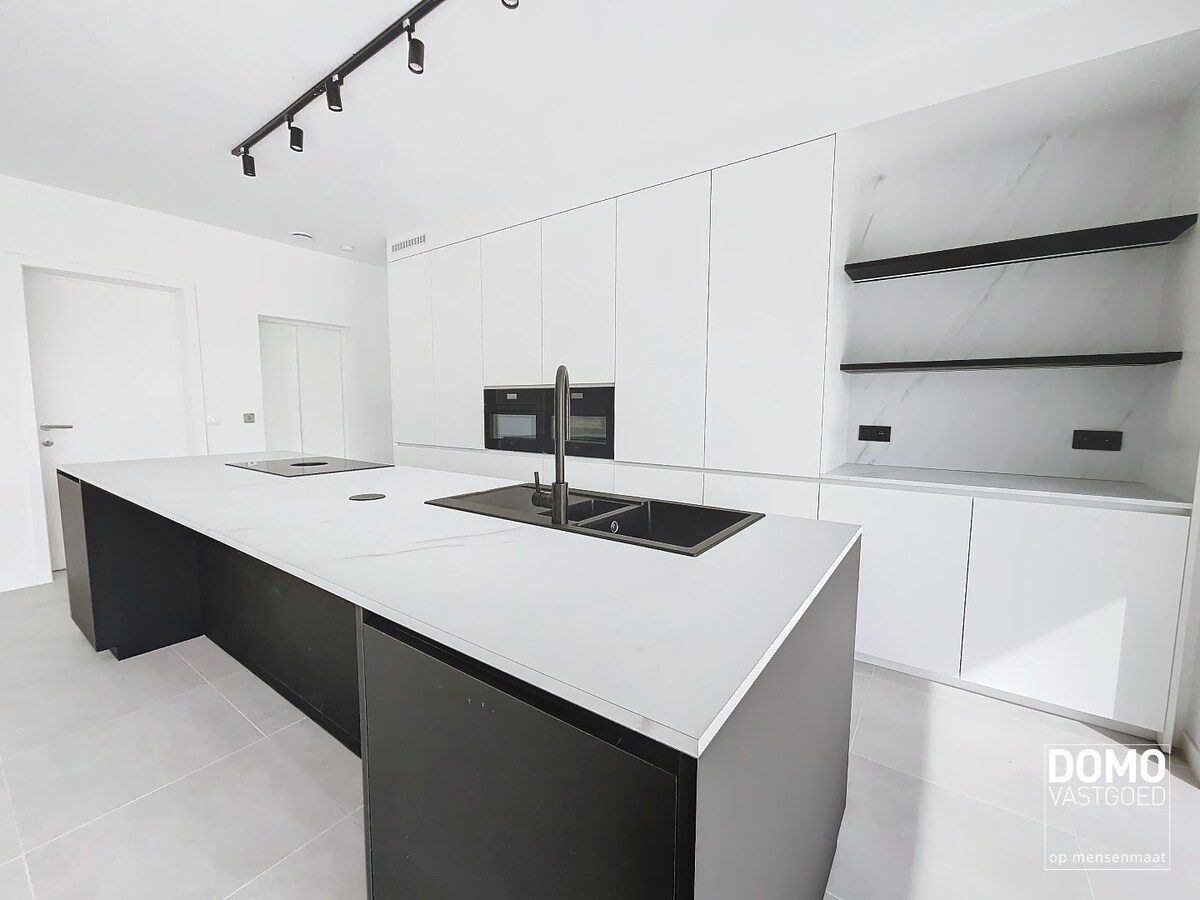 MODERNE NIEUWBOUWWONING MET TUIN,OVERDEKT TERRAS EN INPANDIGE GARAGE TE HASSELT 