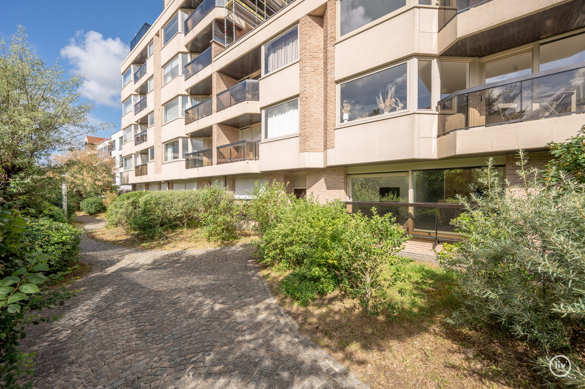 Magnifique appartement rénové de 2 chambres avec de belles vues sur le parc Yzer à Knokke. 