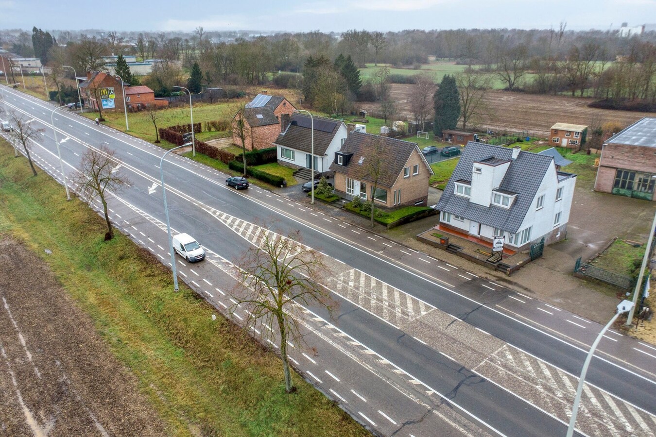 Woning met vergunde loods (300 m² x 2) en bijgebouw (50,50 m²). 