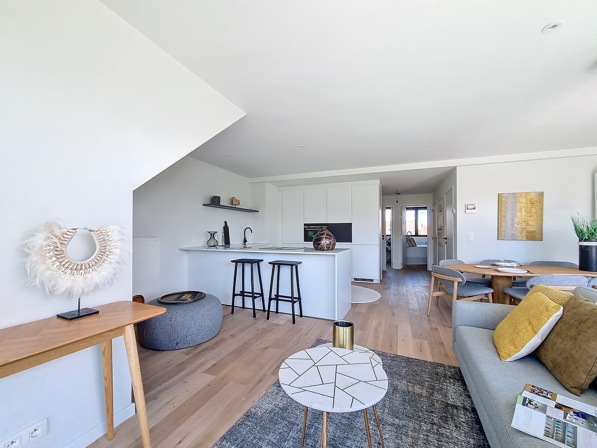 Nieuwbouw duplex in volledig gerenoveerd gebouw van 2021, centraal gelegen nabij Duinenwater, waardoor alle winkels en openbaar vervoer bereikbaar zijn op wandelafstand. 