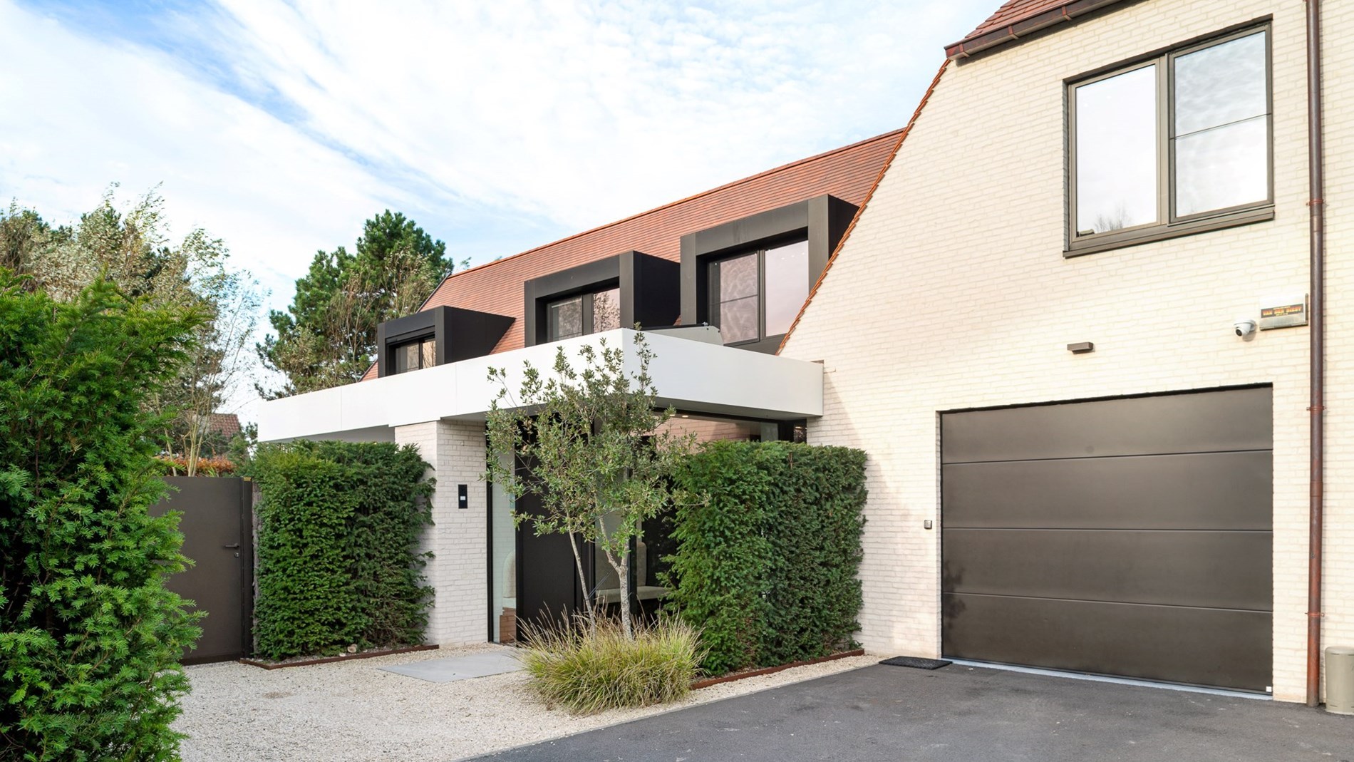 Prachtig vernieuwde villa rustig gelegen tussen Knokke centrum en Het Zoute met een perfecte Zuid-West oriëntatie. 