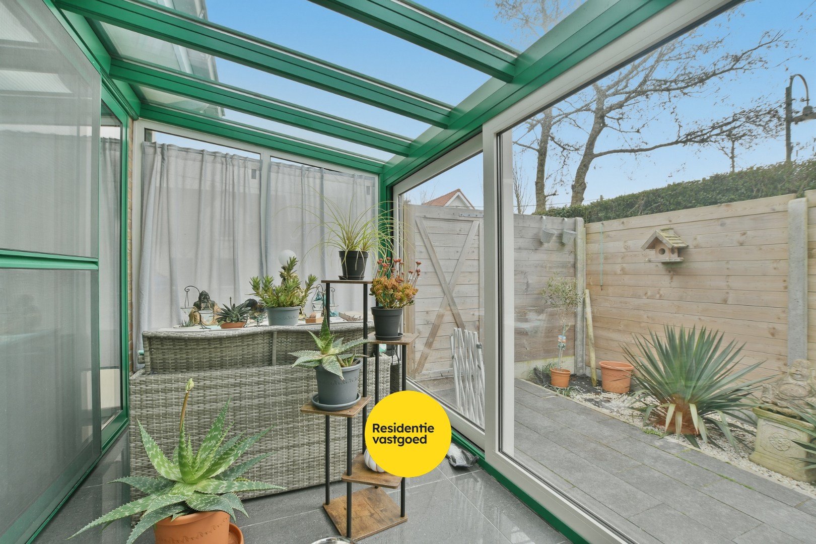 Instapklare en volledig gerenoveerde bungalow met 3 slaapkamers, tuin en garage vlak bij bos en centrum van De Haan 