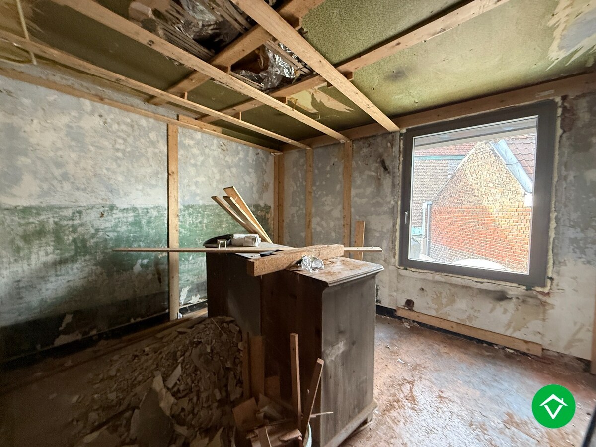 Op te frissen rijwoning met 3 slaapkamers in centrum Roeselare 