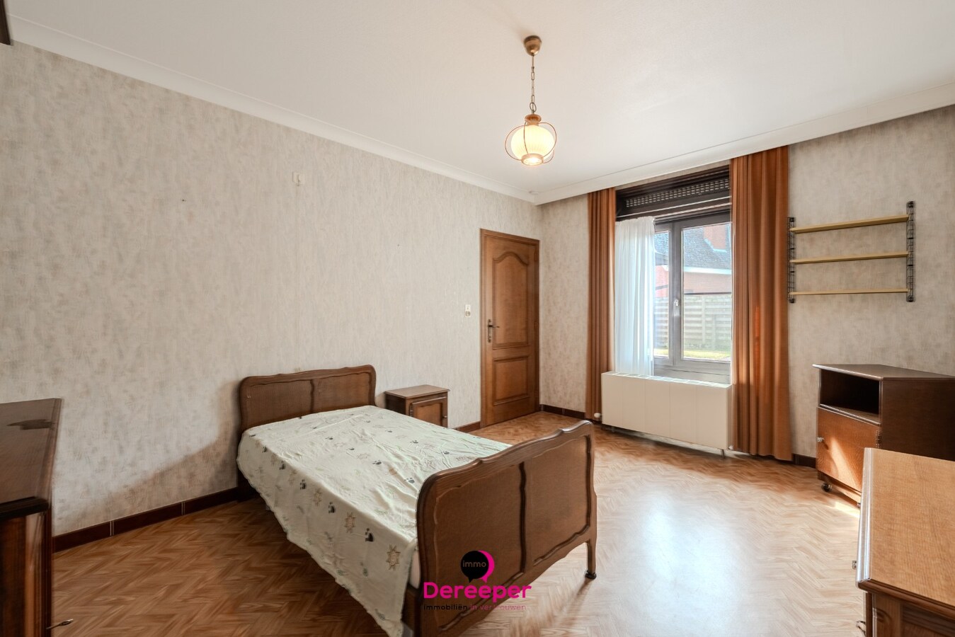 Te renoveren bungalow op ruim perceel van 678 m² 