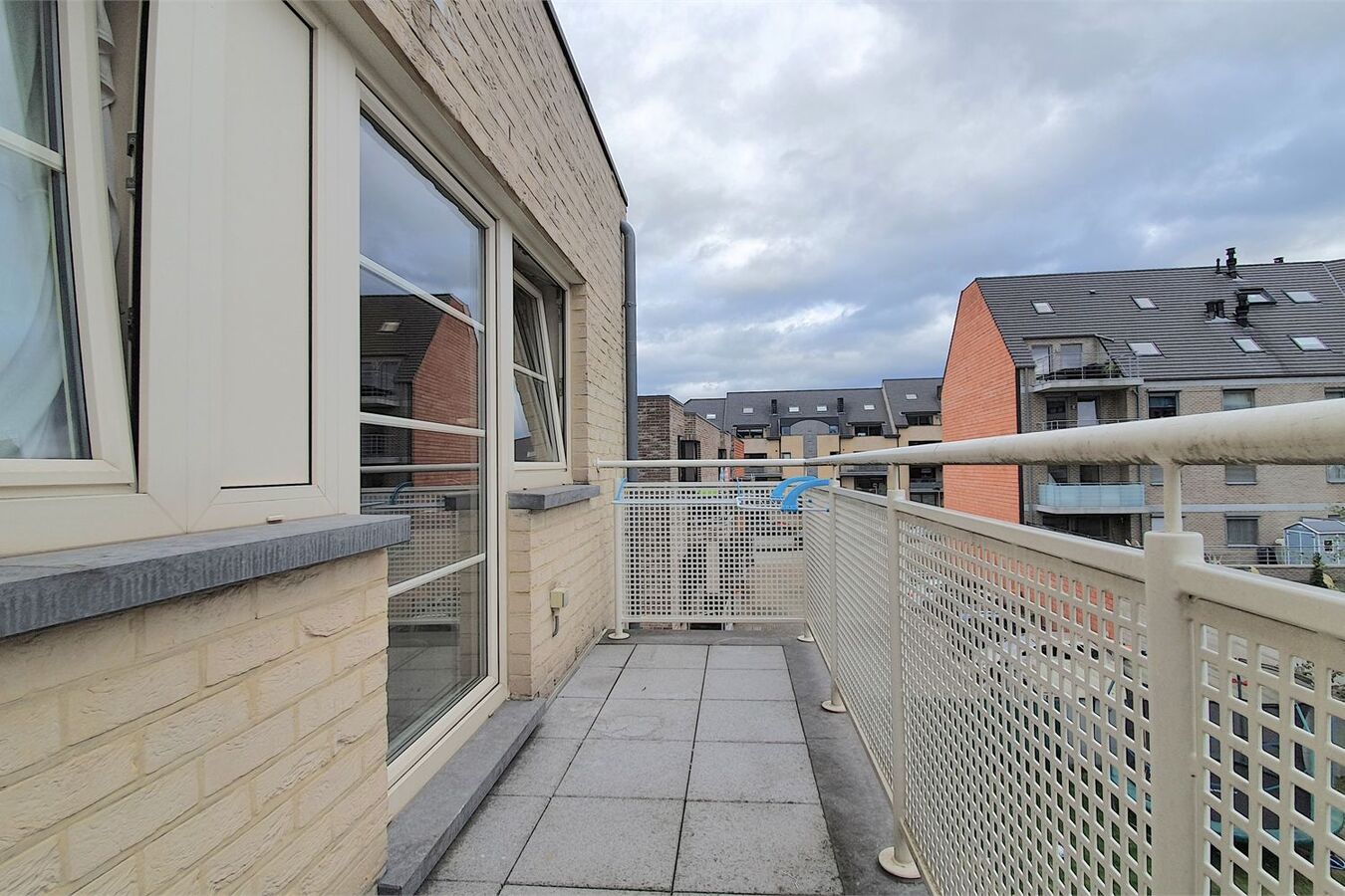 Duplex met 2 terrassen en carport 