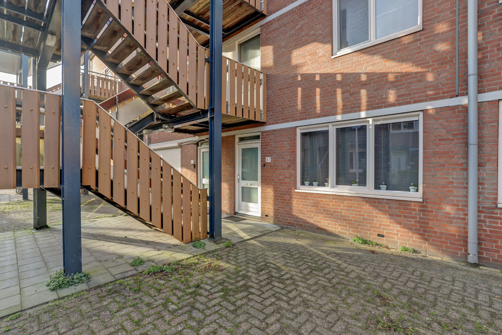 Een fijne benedenwoning op een toplocatie, perfect voor starters die hun woonwensen willen realiseren. Kom kijken en laat u verrassen! 