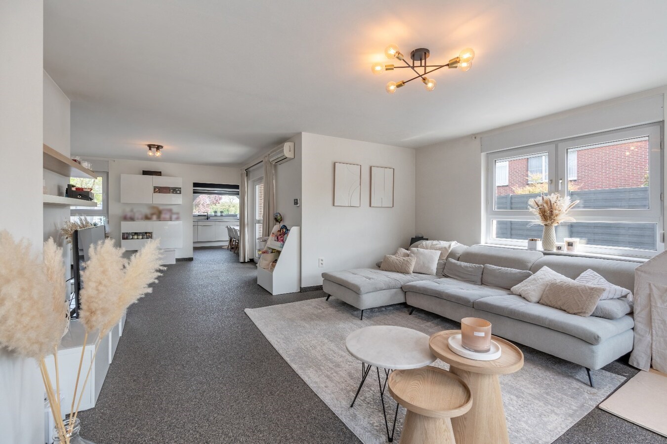 Ruime woning in Dorne(Maaseik) met 4 slaapkamers, gelegen op een uitzonderlijk ruim perceel. 