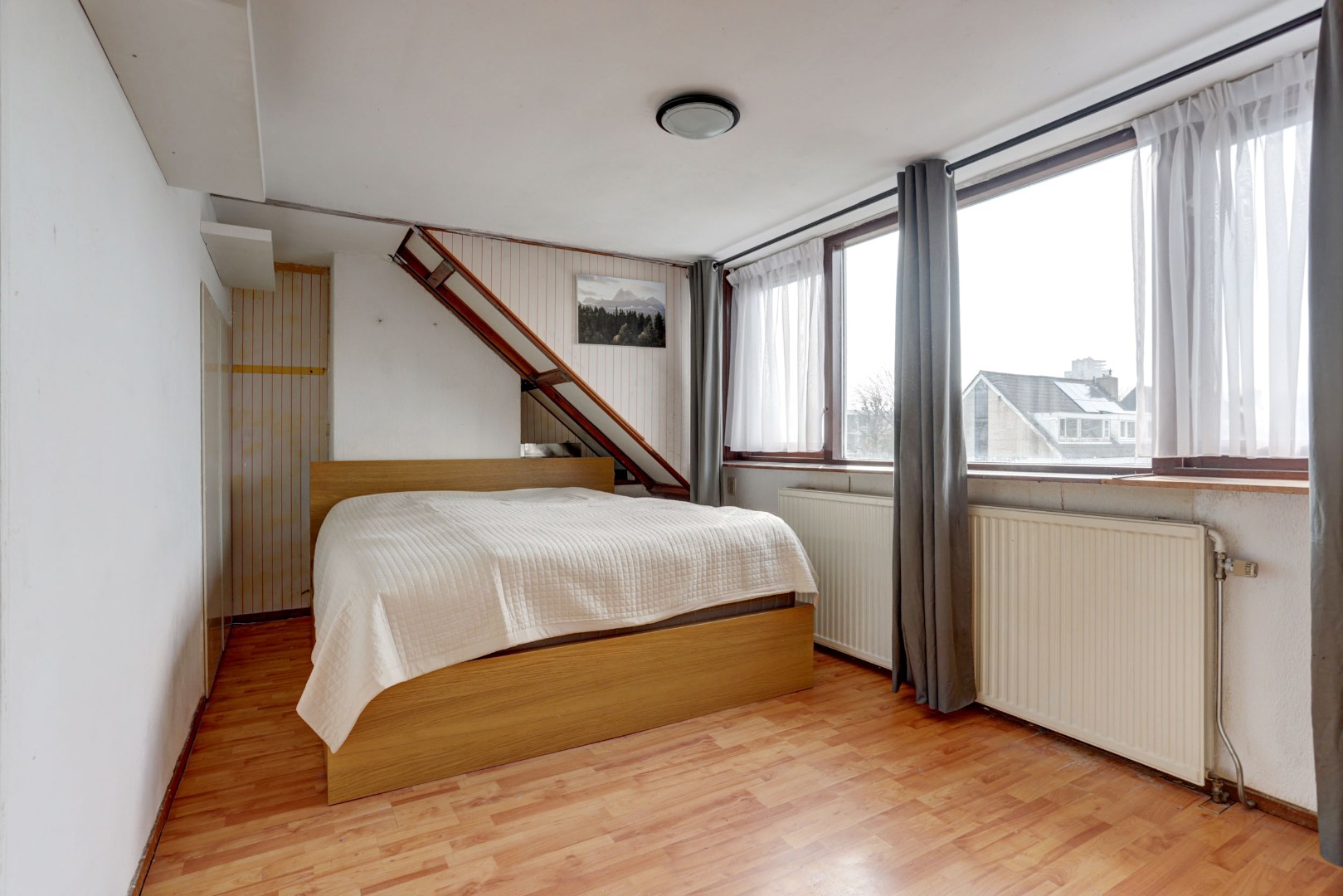 In het geliefde "Lage Land' is gelegen deze uitgebouwde 5-kamer tussenwoning met zonnige en diepe tuin en geheel gelegen op eigen grond. 