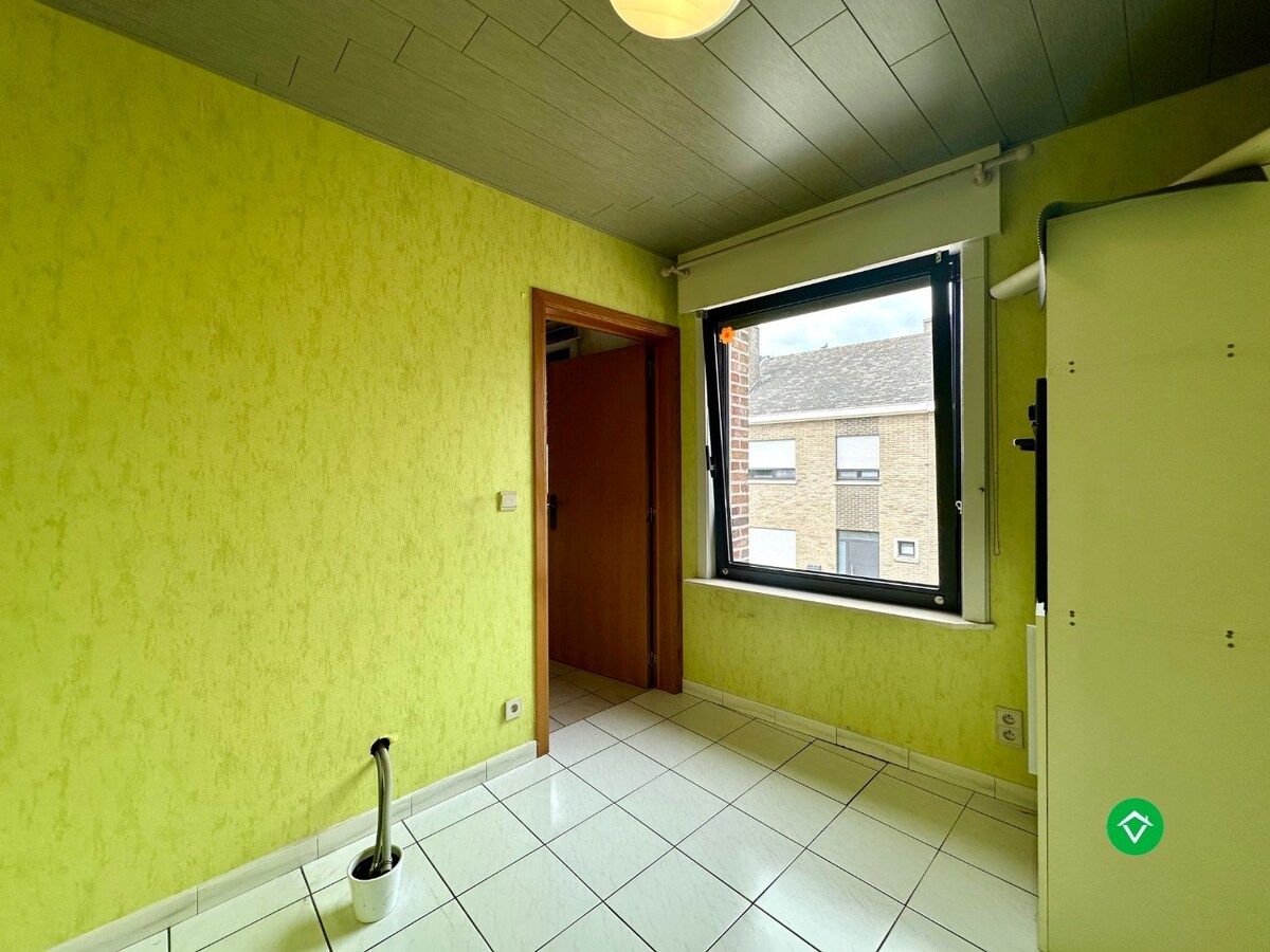 Ruim duplexappartement met terras en garage nabij centrum Roeselare 