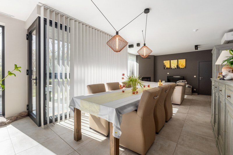 Moderne villa met hippisch complex op 15.856m² 