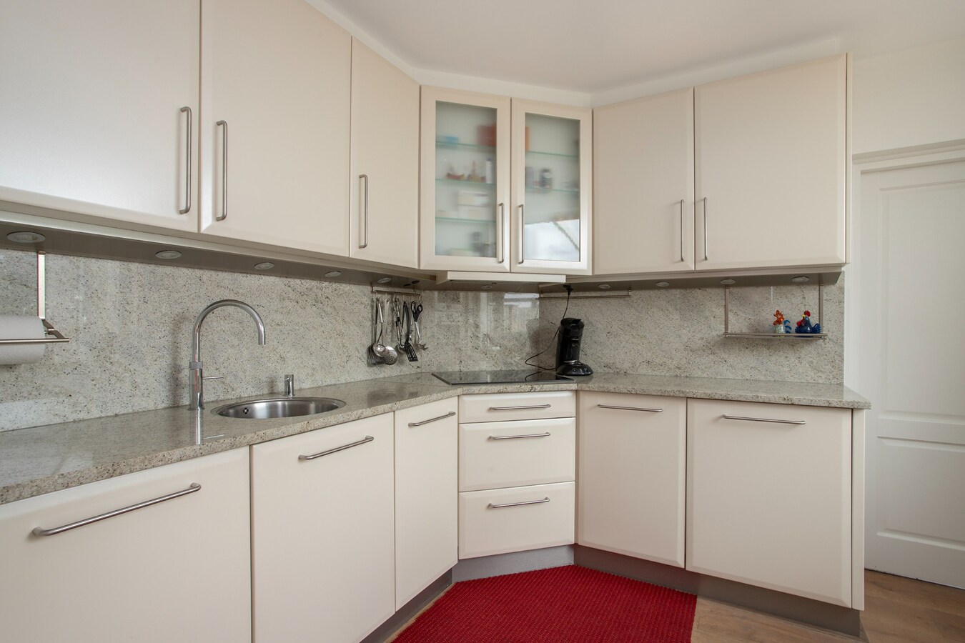 Degelijk gebouwde en perfect onderhouden vrijstaand-geschakelde gezinswoning aan ‘De Lovensbroek’. 