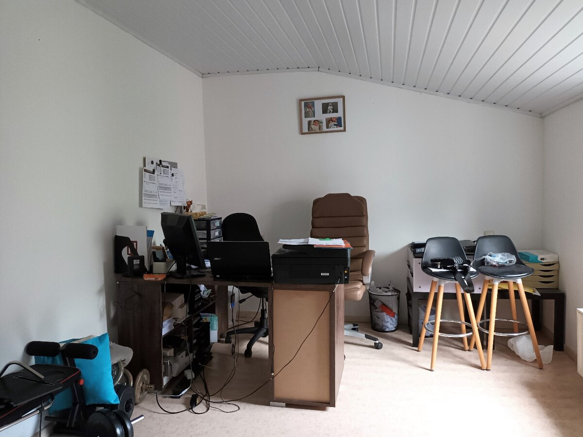 "Ruime en goed onderhouden stadswoning met tuin en 3 slaapkamers in Hasselt - Energielabel D en 2 parkeerplaatsen op perceel van 224 m²" 