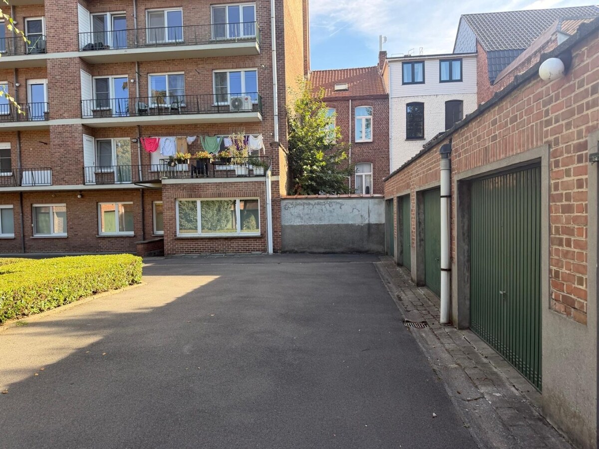 Afgesloten garage te koop in de Hoveniersstraat te Kortrijk ! 
