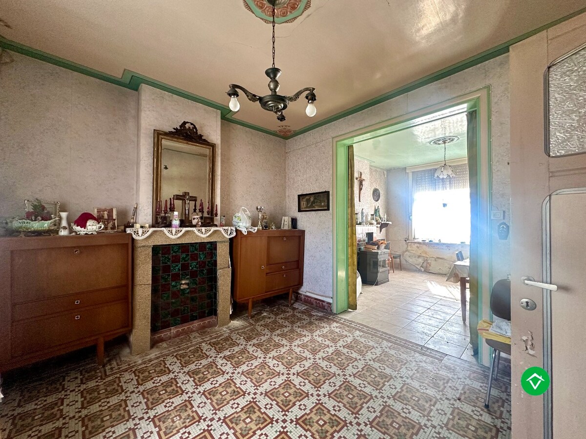 Te renoveren of te slopen woning op ruim perceel van 854 m² in Ichtegem - ideale opportuniteit voor wie wil bouwen of renoveren in een landelijke omgeving. 