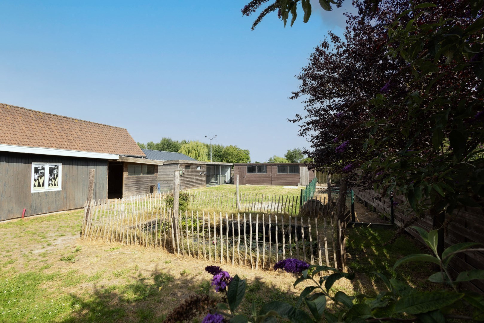 Bungalow met 2 slpks en bijgebouwen landelijk gelegen te Adegem 
