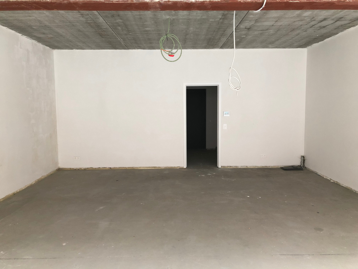 Splinternieuw gelijkvloers handelspand (winkel of kantoor). 