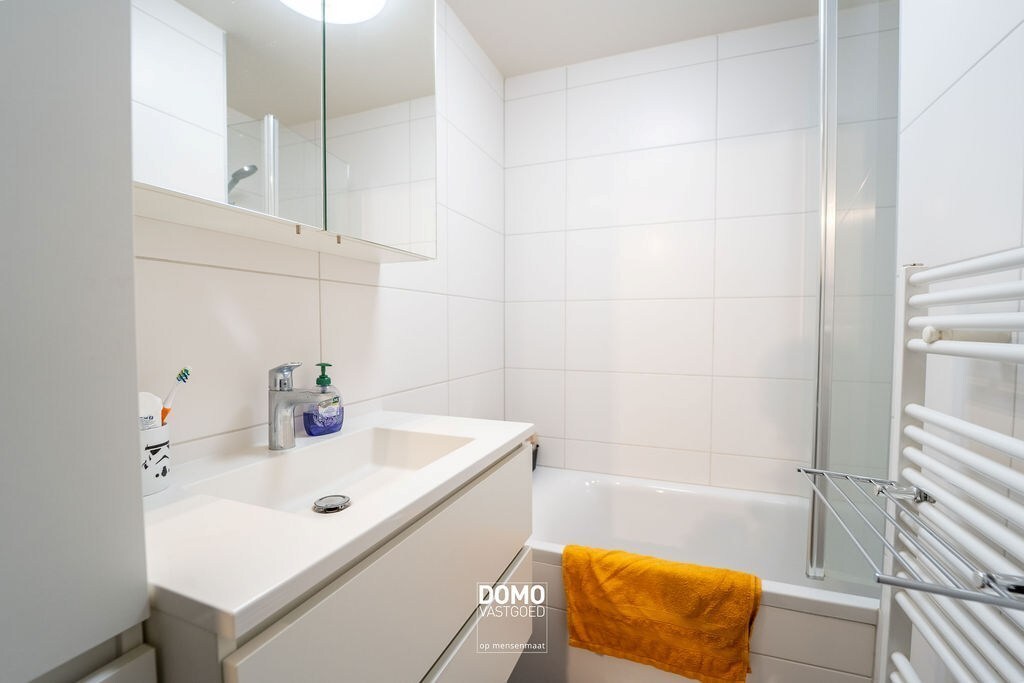 MODERN EN ENERGIEZUINING APPARTEMENT MET 1 SLAAPKAMER EN EIGEN PARKING TE BILZEN 
