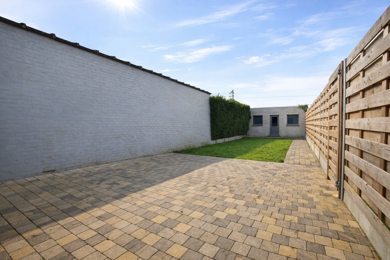 Instapklare gezinswoning met 3 slaapkamers en garage in het centrum van Diksmuide. 