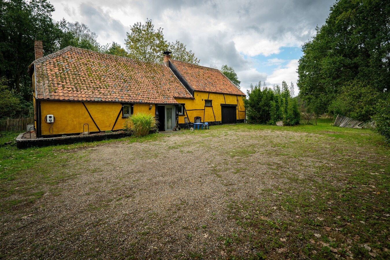 Authentic farm with meadow on approximately 1ha in Ham 